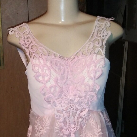 Royalty Has It Embroidery Tops Pink M - Picture 2 of 7
